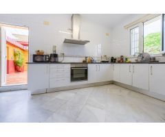 Oportunidad única en el corazón de Gines: dos viviendas independientes con jardín y piscina comparti
