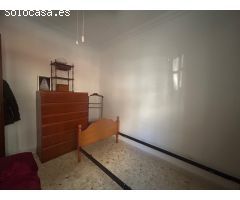 ¡GRAN OPORTUNIDAD! CASA AMPLIA Y BIEN UBICADA EN BARRIADA DE CONSOLACIÓN DE UTRERA!