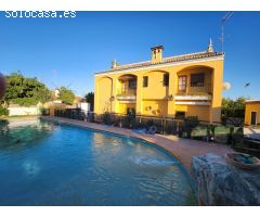 CHALET EN VENTA EN URBANIZACIÓN LA JUNCOSA EN ALCALA DE GUADAIRA