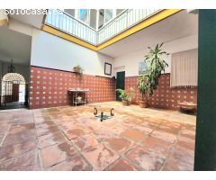 ESPECTACULAR VIVIENDA EN PLENA CALLE MAIRENA CON PATIO CENTRAL Y JARDIN