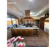 Chalet en dos plantas con piscina
