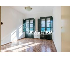 Casa de dos plantas con habitación en planta baja céntrica