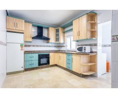 Se Alquila piso bajo en Triana 2 habitaciones, 1 baño sin amueblar con cocina completa y un split.
