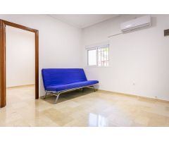 Se Alquila piso bajo en Triana 2 habitaciones, 1 baño sin amueblar con cocina completa y un split.