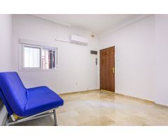 Se Alquila piso bajo en Triana 2 habitaciones, 1 baño sin amueblar con cocina completa y un split.