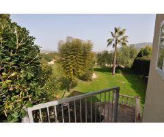 Villa en un sitio tranquilo cerca de los servicios y algo de vistas al mar
