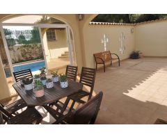 Villa en un sitio tranquilo cerca de los servicios y algo de vistas al mar
