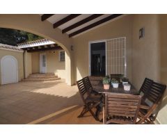 Villa en un sitio tranquilo cerca de los servicios y algo de vistas al mar