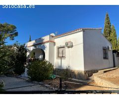 Moraira se vende chalet con piscina cerca del pueblo.