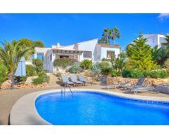 Villa de estilo tradicional parcialmente renovada en Moraira
