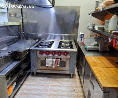 Bar muy bien situado todo montado con terraza