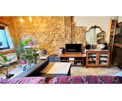 CASA DE TRES PLANTAS UNICA EN SU ESTILO EN VENTA EN EL CENTRO DE SANTPEDOR.