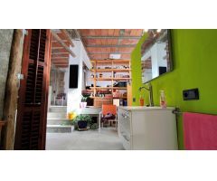 CASA DE TRES PLANTAS UNICA EN SU ESTILO EN VENTA EN EL CENTRO DE SANTPEDOR.