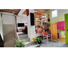 CASA DE TRES PLANTAS UNICA EN SU ESTILO EN VENTA EN EL CENTRO DE SANTPEDOR.