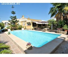 Villa independiente en esquina en La Siesta - Torrevieja
