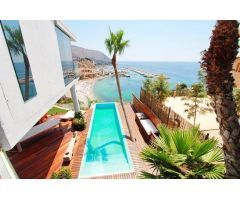 CHALET DE LUJO EN PRIMERA LÍNEA DE PLAYA - ALTEA