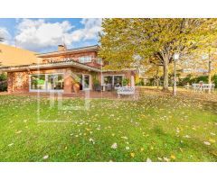 Chalet en Venta en Girona, Girona