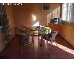 Chalet adosado con piscina, dos salones (uno con chimenea), alarma, rejas, etc...