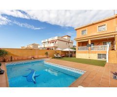 Exclusiva Vivienda Familiar en Aguas Nuevas con Piscina Privada y Amplios Espacios