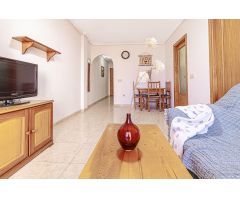 Apartamento con piscina, 2 hab. cocina independiente y garaje