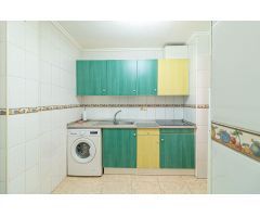 Apartamento con piscina, 2 hab. cocina independiente y garaje