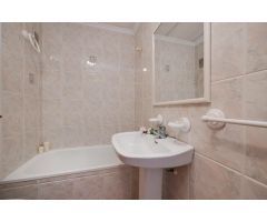 Impecable piso de tres dormitorios y dos baños a solo 200 metros de la playa