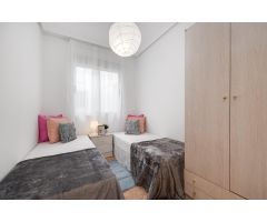 Impecable piso de tres dormitorios y dos baños a solo 200 metros de la playa