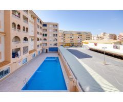 Apartamento de dos dormitorios en residencial con piscina