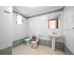 Apartamento de dos dormitorios en residencial con piscina