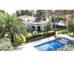 Hermosa villa con amplias habitaciones a unos metros del mar en Las Rotas, Denia