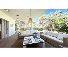 Hermosa villa con amplias habitaciones a unos metros del mar en Las Rotas, Denia