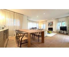 Hermosa villa con amplias habitaciones a unos metros del mar en Las Rotas, Denia