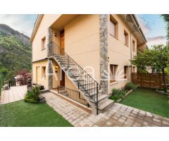 Exclusiva planta baja con JARDÍN y GARAJE  privado, y vistas espectaculares en Ribes de Freser