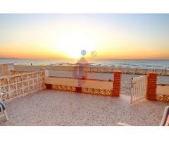 ¡ Casa con 110 m de jardín y 30 m2 de terraza en primera linea de playa de Guardamar!