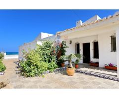 ¡Oportunidad de chalet en primera linea de playa en Guardamar del Segura!
