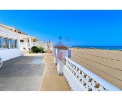 ¡Oportunidad de chalet en primera linea de playa en Guardamar del Segura!
