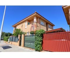 ¡Chalet independiente de 5 dormitorios en La Marina!