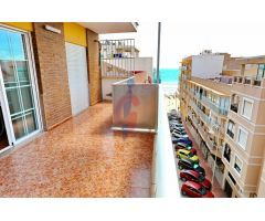 ¡ Se vende apartamento con 3 dormitorios + 2 baños a 30m. de la playa con orientación sur!