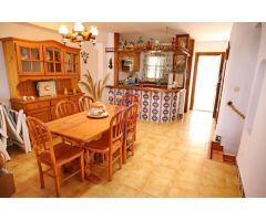 ¡Estupendo bungalow en urbanización Benamor con 4 dormitorios y garaje!