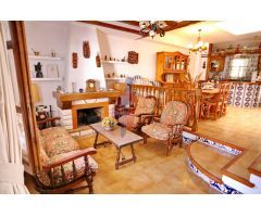 ¡Estupendo bungalow en urbanización Benamor con 4 dormitorios y garaje!