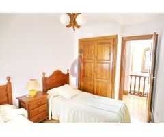 ¡Estupendo bungalow en urbanización Benamor con 4 dormitorios y garaje!