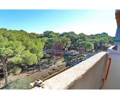 Apartamento con vistas a la pinada, trastero y dos plazas de garaje.