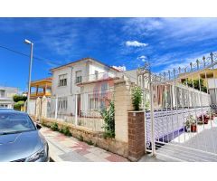 ¡En venta casa de cinco dormitorios con terreno en Dolores!