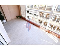 ¡En venta apartamento en última planta de tres dormitorios en Guardamar del Segura!