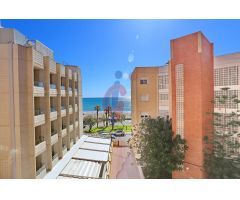En venta apartamento de tres dormitorios y vistas al mar a 100 metros del mar