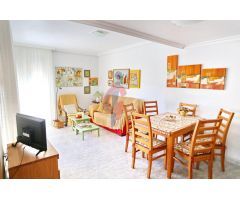 Amplia vivienda de tres dormitorios con plaza de aparcamiento a pocos metros del mar en Guardamar de