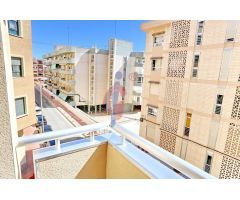 Amplia vivienda de tres dormitorios con plaza de aparcamiento a pocos metros del mar en Guardamar de