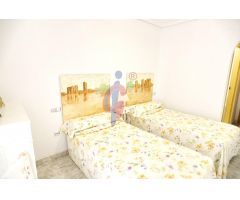 Amplia vivienda de tres dormitorios con plaza de aparcamiento a pocos metros del mar en Guardamar de