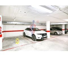 Amplia vivienda de tres dormitorios con plaza de aparcamiento a pocos metros del mar en Guardamar de