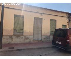 Casa de pueblo con amplio terreno, ideal para nuevo proyecto